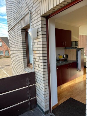 Fridge, microwave, stovetop, coffee/tea maker - Sunrise - Small but nice only 400 meters to the beach with balcony (Sylt)