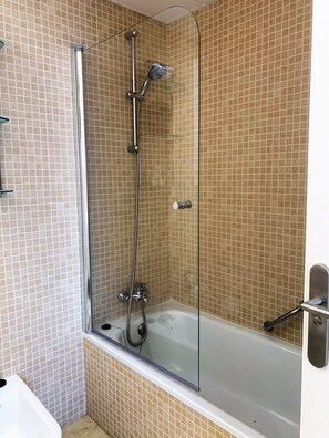 Bañera, secador de pelo y toallas