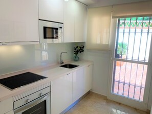 Een koelkast, een microgolfoven, een oven, een vaatwasser