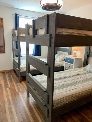 2 soverom, strykejern/-brett, wi-fi (inkludert) og sengetøy