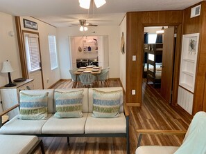 Smart-TV, DVD-Player, Bücher, Videothek