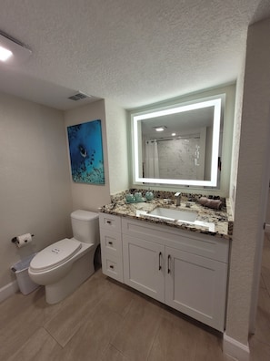 Combined shower/tub, jetted tub, hair dryer, towels