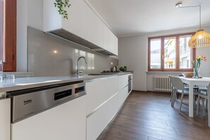 Frigorifero, microonde, forno, piano cottura