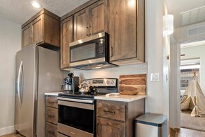 Fridge, microwave, oven, stovetop - Moose Meadows Escape in McCall - dog friendly & 1 bed/1 bath on each of 3 floors (McCall)