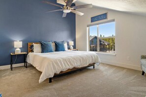 3 bedrooms, desk, iron/ironing board, travel crib - Moose Meadows Escape in McCall - dog friendly & 1 bed/1 bath on each of 3 floors (McCall)