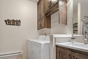 Interior - Moose Meadows Escape in McCall - dog friendly & 1 bed/1 bath on each of 3 floors (McCall)