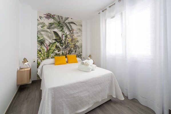 1 chambre, fer et planche à repasser, lit de bébé portatif