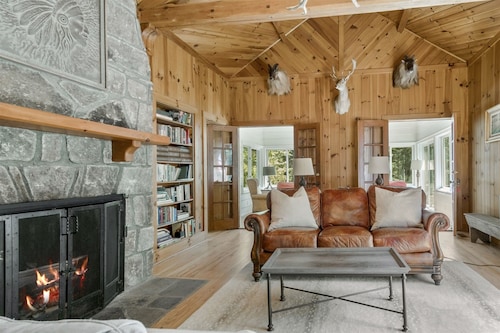 The Bird Coop | Gorgeous Large Home 5 Minutes to Main Street