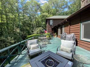 Outdoor dining - The Bird Coop | Gorgeous Large Home 5 Minutes to Main Street (Highlands)