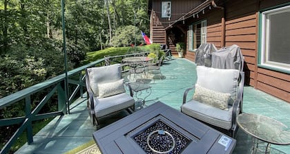 The Bird Coop | Gorgeous Large Home 5 Minutes to Main Street