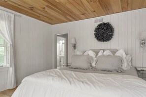 5 bedrooms, iron/ironing board, free WiFi, bed sheets - The Bird Coop | Gorgeous Large Home 5 Minutes to Main Street (Highlands)