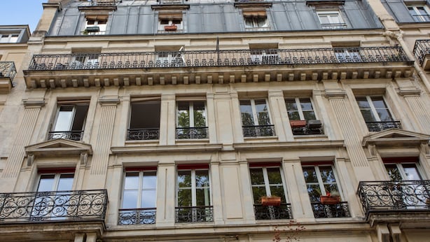 A multi-story building with classical architecture, featuring ornate balconies and large windows. - Studio Listelli - Welkeys (Paris)