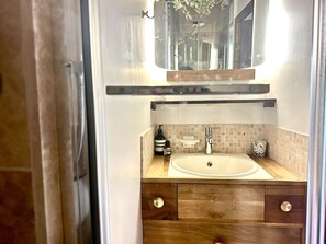 Bruser, gratis toiletartikler, hårtørrer, håndklæder