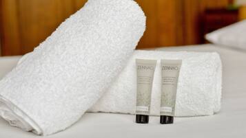 Bathtub, free toiletries, hair dryer, towels