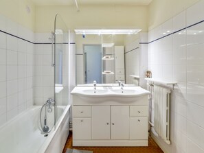 Bathtub, free toiletries, hair dryer, towels - Appartement Libération - Welkeys (Vincennes)