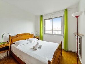 2 bedrooms, iron/ironing board, WiFi, bed sheets