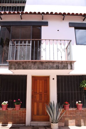 Vista frontal de la propiedad