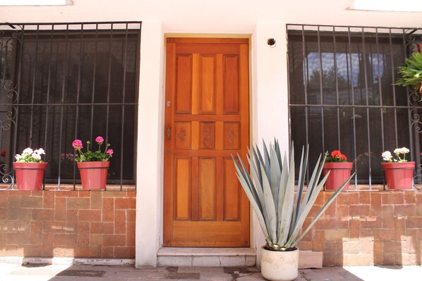Vista frontal de la propiedad