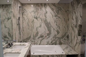 Habitación Deluxe doble | Baño | Ducha y toallas