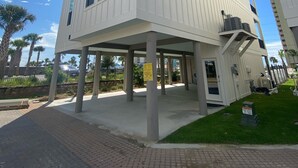 Un edificio de dos plantas con techo plano y un porche cubierto.