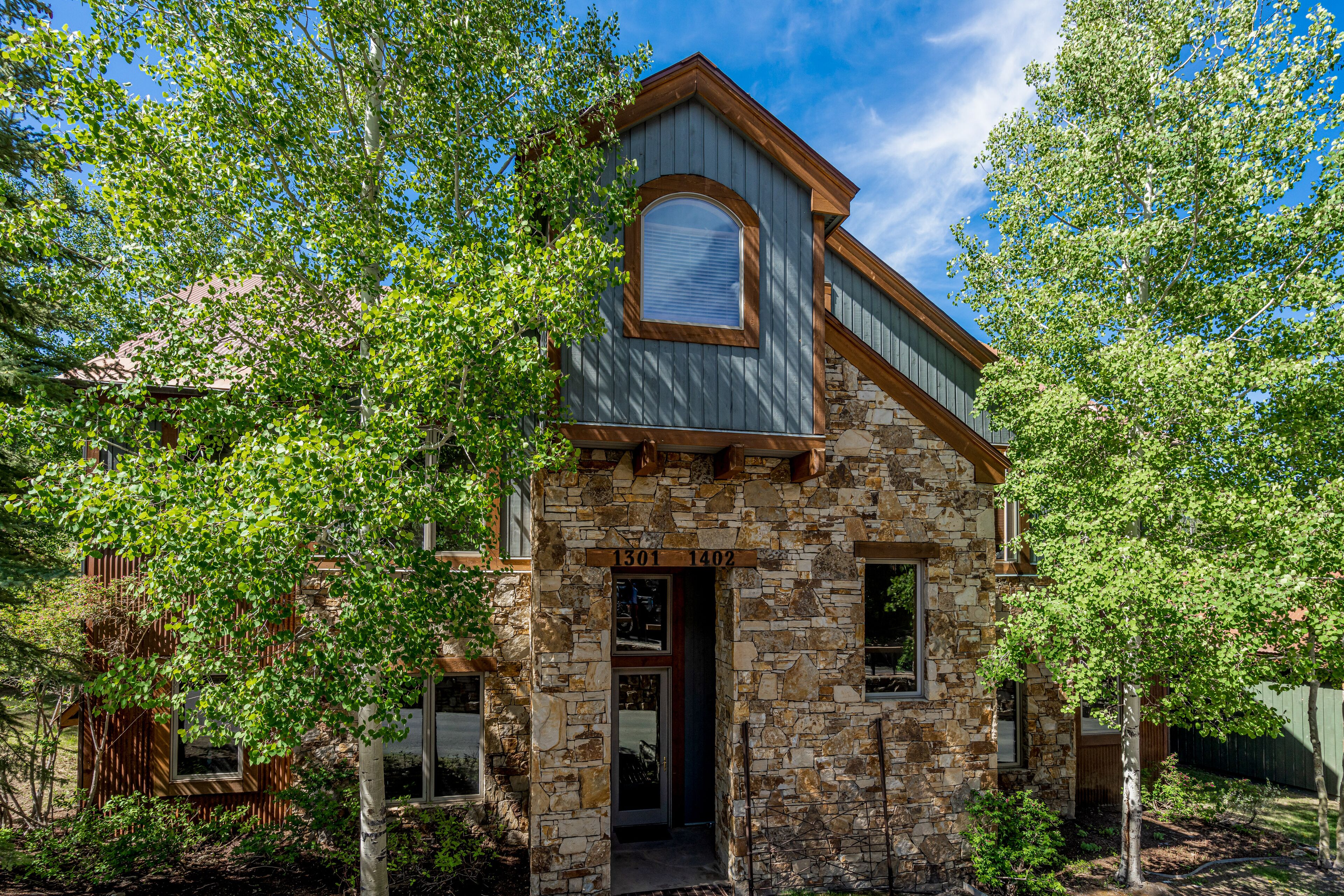 Lovely Meadows Ski condo with fireplace, balcony & washer/dryer