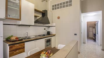 Frigorifero, microonde, forno, piano cottura