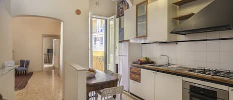 Frigorifero, microonde, forno, piano cottura