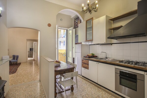 Frigorifero, microonde, forno, piano cottura