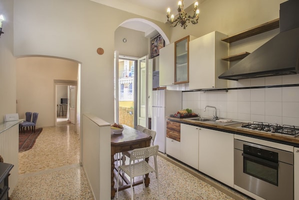 Kjøleskap, mikrobølgeovn, ovn og kokeplater