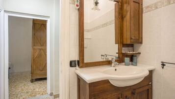 Dusche, Haartrockner, Bidet, HandtĂŒcher