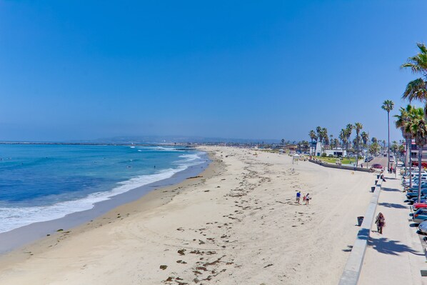 Beach nearby, sun loungers, beach towels