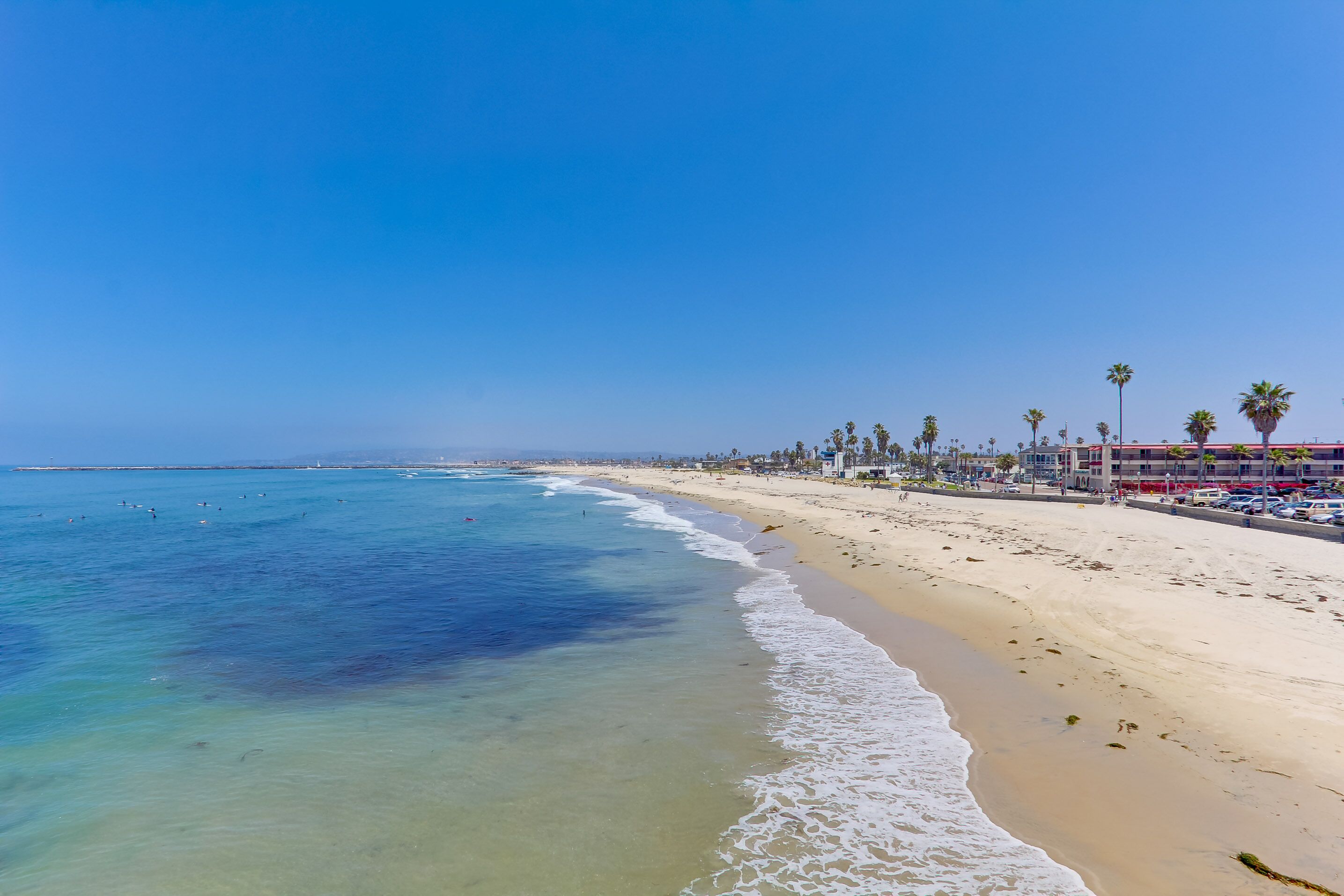 Beach nearby, sun loungers, beach towels