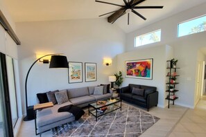 TV, caminetto, altoparlanti intelligenti, impianto stereo