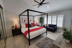 2 slaapkamers, een bureau, een strijkplank/strijkijzer, reisbedje