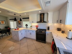 Køleskab, mikrobølgeovn, ovn, kogeplade