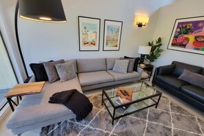 TV, caminetto, altoparlanti intelligenti, impianto stereo