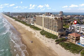 Playa en los alrededores, camastros y toallas de playa 