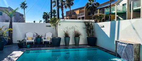 Een buitenzwembad, een verwarmd zwembad