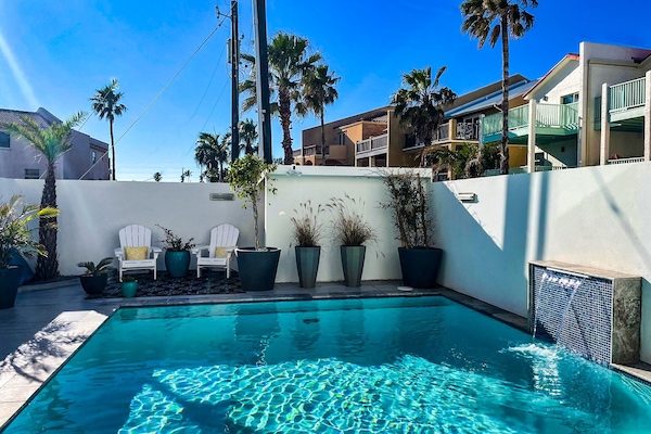 Utomhuspool och uppvärmd pool