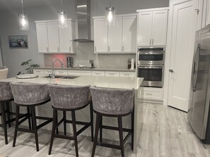 Refrigerador, microondas, horno y parrilla de estufa 