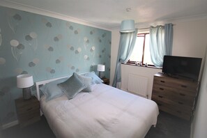 3 habitaciones, tabla de planchar con plancha, wifi y ropa de cama 