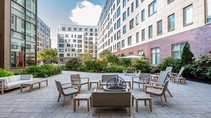 Outdoor dining - Lovely Kendall Square 1BR w/ Concierge & Gym, steps to MIT, by Blueground (Cambridge)