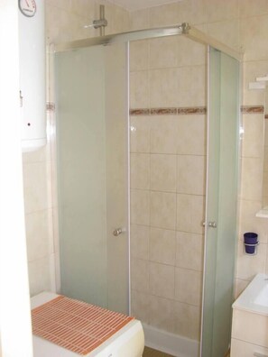 Een douche, een haardroger, handdoeken