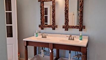 Combined shower/bathtub, hair dryer, towels, toilet paper