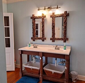 Combined shower/bathtub, hair dryer, towels, toilet paper