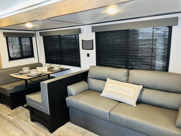 Smart-TV, Kamin, Bücher, Stereoanlage