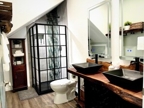 Combined shower/bathtub, hair dryer, towels, soap