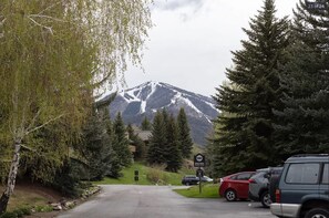 Property grounds - 2br+loft Townhome @ base of Dollar Mtn. ski area; hot tub & pool (Sun Valley)