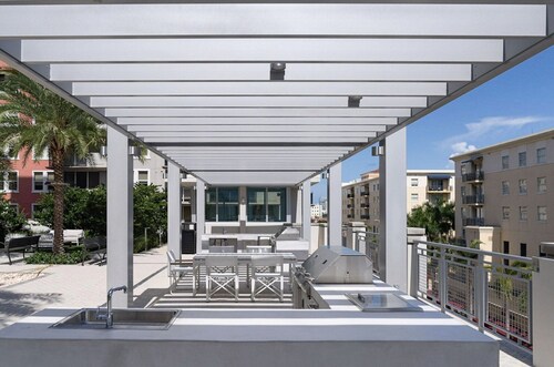 Luxe Coral Gables 1BR w/ W/D, Pool & Gym, near Shops, by Blueground