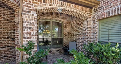 Luxurious 5 BR w/ Resort Style Pool & Theater Room in Murphy